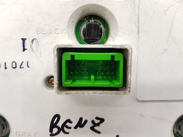 Speedometer/Instrument Cluster  Volvo S60 V70 8637993 69294-620T