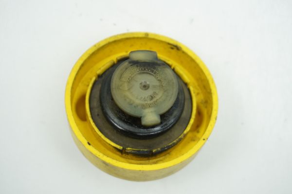 Oil Filler Plug  2,2 2,3 2,5 DCI Master 8200800258 Renault